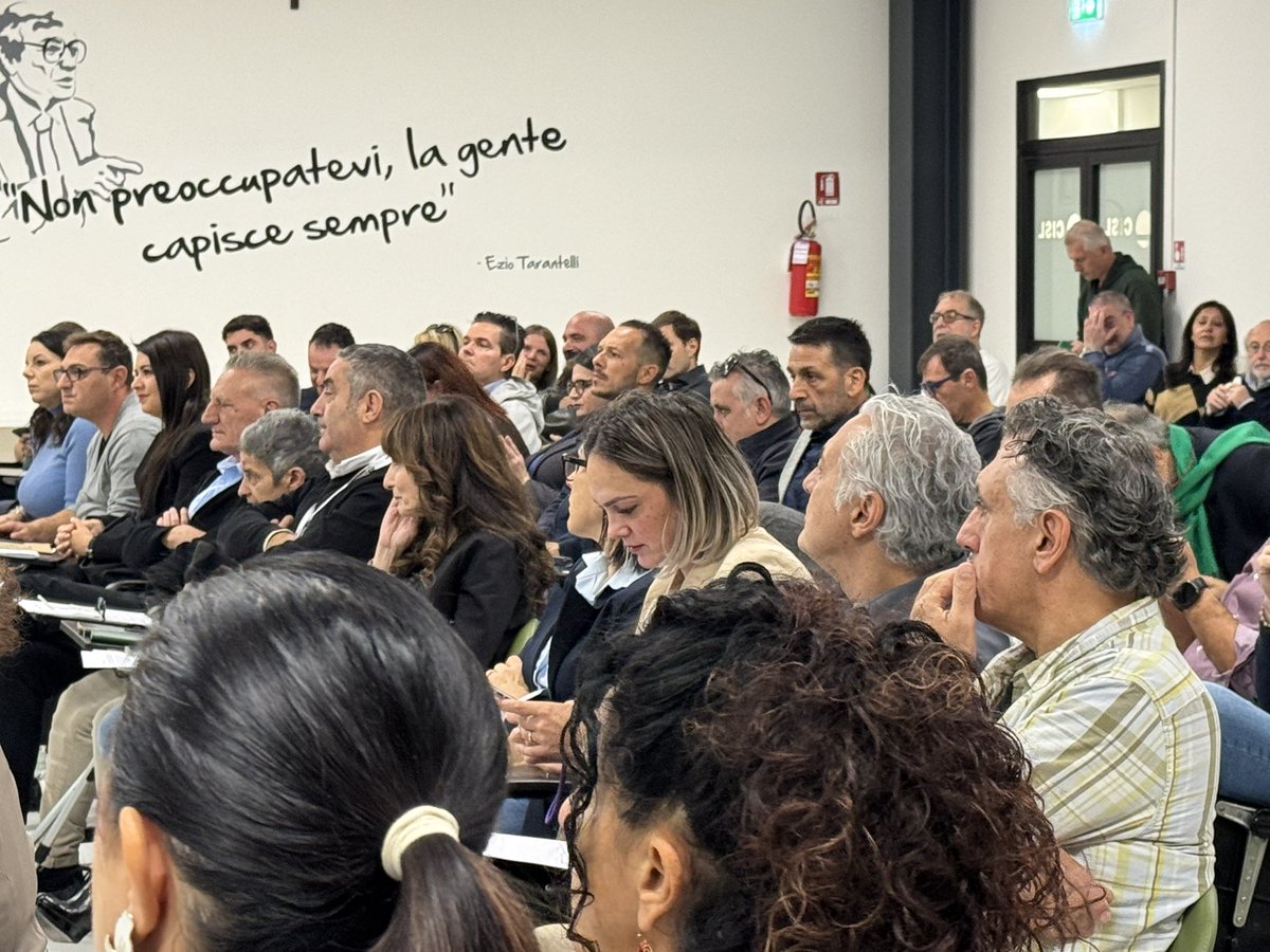CislNazionale's tweet photo. Tappa a Bologna per la leader #Cisl, #DanielaFumarola, che oggi concluderà con il suo intervento i lavori del consiglio generale della @cislareametrobo. Tra i temi al centro del dibattito: il Patto regionale per il lavoro, il clima e l'economia sociale e il Libro Verde per il Patto sociale «Costruiamo insieme l'Italia di domani». Alla riunione, aperta dalla relazione del segretario generale della Cisl Area Metropolitana Bolognese, Enrico Bassani, partecipa anche il segretario generale dell’USR Emilia-Romagna, Filippo Pieri.

#LibroVerde #PattoSociale #Lavoro