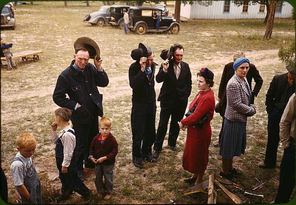 LRonLacy's tweet photo. In #OCTOBER 1940
‘Saying grace before the barbeque dinner at the Pie Town, New Mexico Fair. #Colorphotography by #RussellLee (1903-1986) #FarmSecurityAdministration. October 1940.
#PieTown #NewMexico #homesteading #homesteaders #farmers #farmlife #countryfair #festival https://t.co/isKsfc5T85