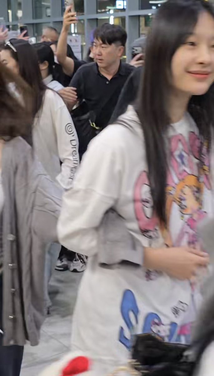 tienjeongie's tweet photo. như gia đình đi nghĩ dưỡng, mẹ lớn 1 đứa, mẹ nhỏ 1 đứa https://t.co/POt7RfifiY