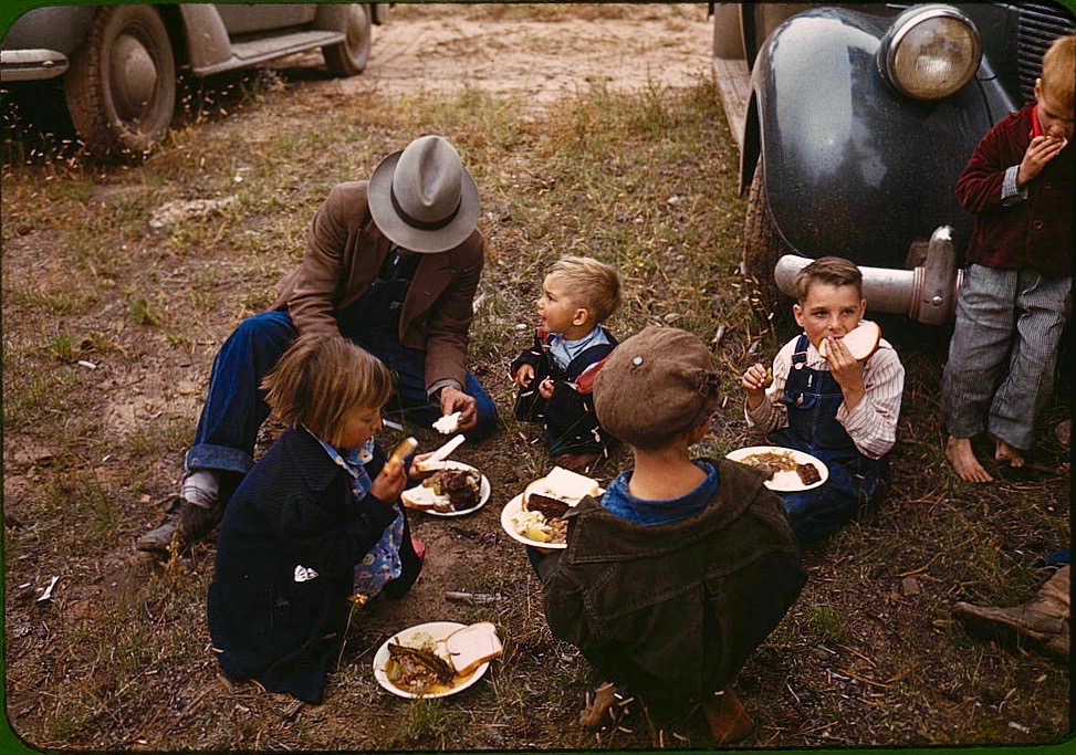 LRonLacy's tweet photo. In #OCTOBER 1940
‘Homesteader and his children eating #barbeque at the Pie Town, New Mexico Fair'
#Colorphotography by #RussellLee (1903-1986) #FarmSecurityAdministration. October 1940.
#PieTown #NewMexico #homesteading #homesteaders #farmers #farmlife #countryfair #festival https://t.co/B2BTCik6eO