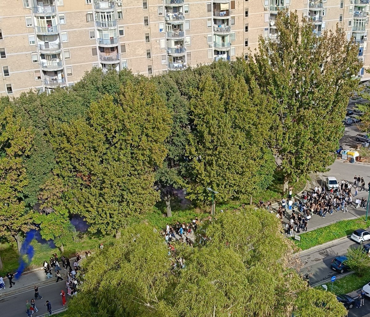 JosephineBe's tweet photo. Fiera dei ragazzi di Scampia 💪🏻 👏🏻 
#sciopero #carovita https://t.co/Q5AWnt6Qfo