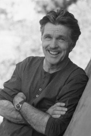Base4ever's tweet photo. Mit „Top Gun“, „Alien“ und „Picket Fences“ wurde Tom Skerritt einem Millionenpublikum bekannt. Nun ist der Emmy-Preisträger im Alter von 93 Jahren gestorben.

Skerritt war Mitbegründer der Organisation Red Badge Project, die Storytelling-Kurse für Veteranen anbietet und ihnen die Möglichkeit gibt, sich über ihre Erfahrungen auszutauschen. Das Ziel ist, Veteranen über posttraumatische Belastungsstörungen und Depressionen hinwegzuhelfen. Skerritt selbst hatte vor Beginn seiner Schauspielkarriere vier Jahre lang in der Luftwaffe der USA gedient.

#RIP 🖤🕯🕊