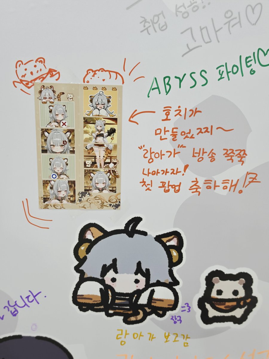 door_Rang's tweet photo. #Rang_log

팝업 다녀와~찌

마카로 적을 수 있는곳에 딱! 하고 붙이고 왔어(허락받음!)
첫날이라 현장이 없는데도 사람 북적북적 하드라 

나눔 할려고 챙겨갔는데 다들 좋아해주시드라, 다들 랑아가 좋아하나봐
남은 행사기간동안 팝업 즐기시는 분들도 한번씩 보고 좋아해주겠지?
랑아 고생했어! https://t.co/1dC6wGUYss
