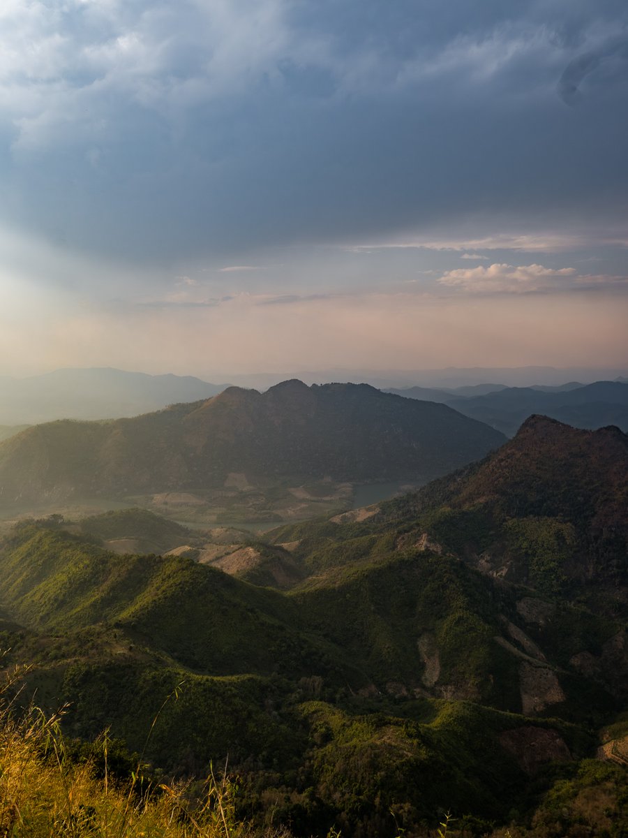 anglexio's tweet photo. Dormir à la belle étoile à Nong Khiaw, c’est une expérience unique. Après 2 à 3h de jungle, profitez d’une vue incroyable au sommet. Nuit sous les étoiles, puis mer de nuages au réveil. Tarif : 650 000 kip, guide, eau et repas inclus. https://t.co/WgxOHGVtR5