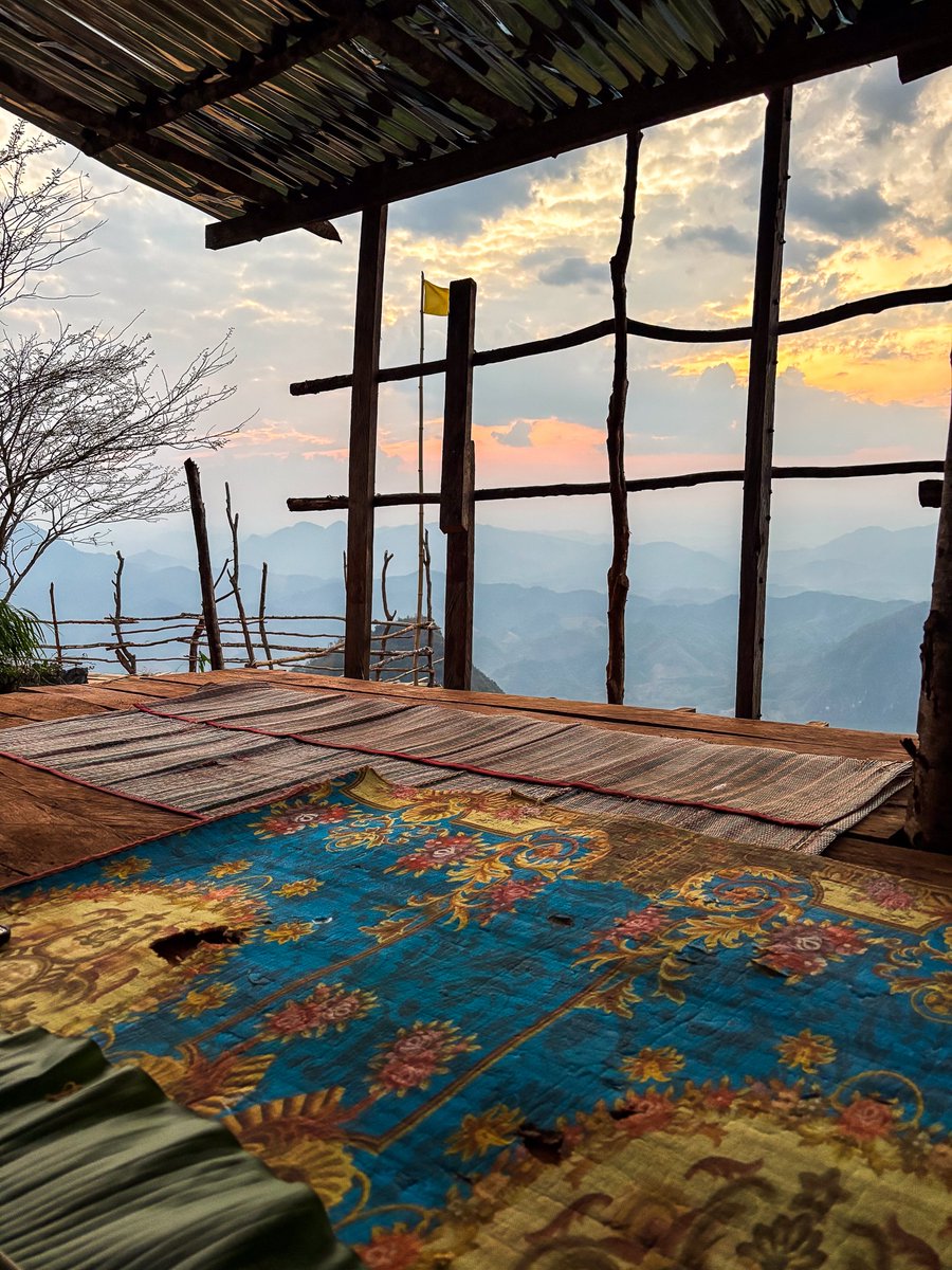 anglexio's tweet photo. Dormir à la belle étoile à Nong Khiaw, c’est une expérience unique. Après 2 à 3h de jungle, profitez d’une vue incroyable au sommet. Nuit sous les étoiles, puis mer de nuages au réveil. Tarif : 650 000 kip, guide, eau et repas inclus. https://t.co/WgxOHGVtR5