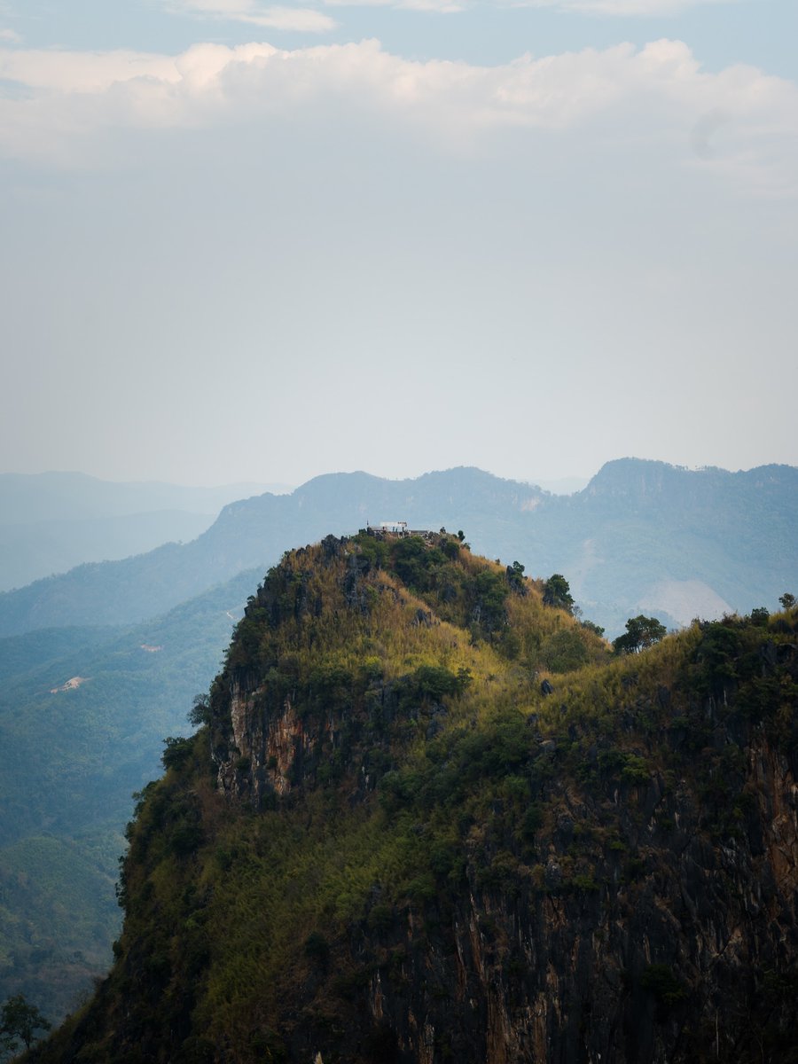 anglexio's tweet photo. Dormir à la belle étoile à Nong Khiaw, c’est une expérience unique. Après 2 à 3h de jungle, profitez d’une vue incroyable au sommet. Nuit sous les étoiles, puis mer de nuages au réveil. Tarif : 650 000 kip, guide, eau et repas inclus. https://t.co/WgxOHGVtR5
