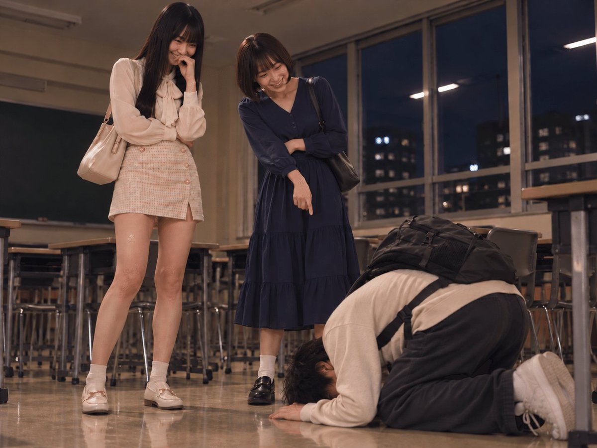 m8fxh's tweet photo. サークル代表が、女子大生2人の「奴隷」に――。

弱みを握られた人気者の大輔。
昼は頼れるリーダー、裏では2人の“お嬢様”に絶対服従。

秘密がバレたあの日から、大学生活は一変した。

動画付き『大学サークル内の奴隷調教』
冒頭無料／本編500円

続きはこちら
【記事URL】
https://t.co/hxf7LkcUXt https://t.co/6Oc7fRlpPg