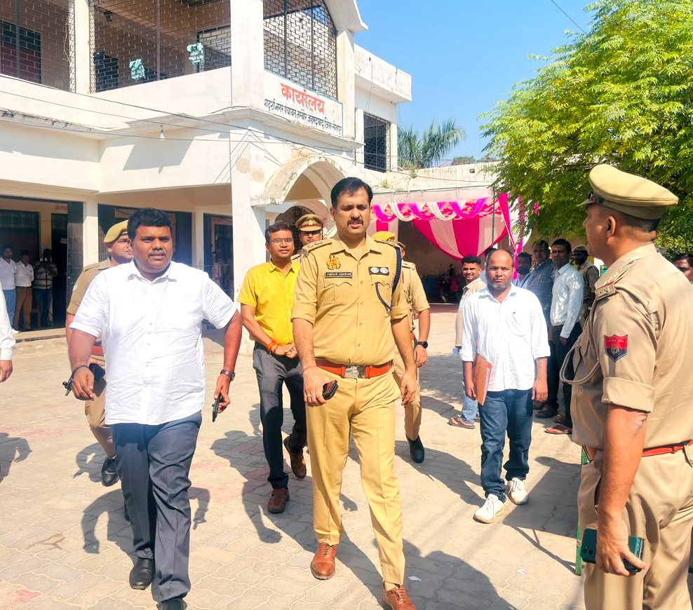 sitapurpolice's tweet photo. उ.प्र.विधान परिषद के खंड स्नातक व खंड शिक्षक निर्वाचन क्षेत्रो के द्विवार्षिक निर्वाचन-2026 के मतदान को सकुशल, निष्पक्ष एवं शांतिपूर्ण संपन्न कराने के उद्देश्य से #DM_SITAPUR व #SP_SITAPUR द्वारा विभिन्न मतदान केंद्रो का निरीक्षण कर आवश्यक दिशा निर्देश दिये। #UPPolice https://t.co/F5Sp3T7wpG