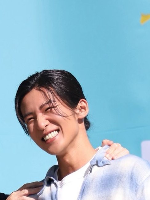 megurorenworld's tweet photo. omggg he's so cuuute 😭😭 scrunchy-nosed, eyes all hidden, the smiliest smile in the history of smiles 😭🤏

#RenMeguro ＃目黒蓮 #晴れ風 https://t.co/hP2tHu8Lz4