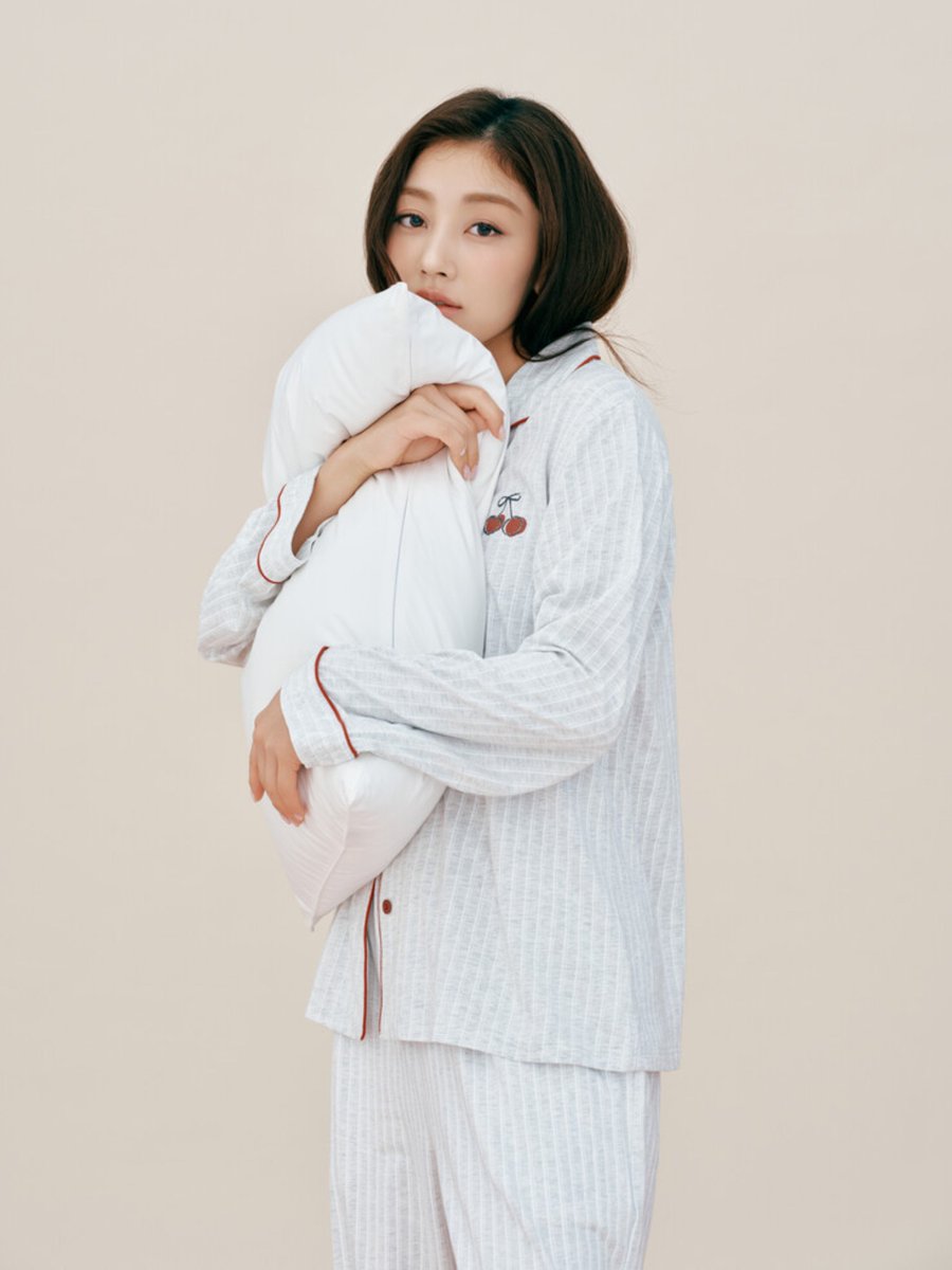 WithPJihyo's tweet photo. JIHYO for VENUS 🍒 https://t.co/NGIxhCxyDW