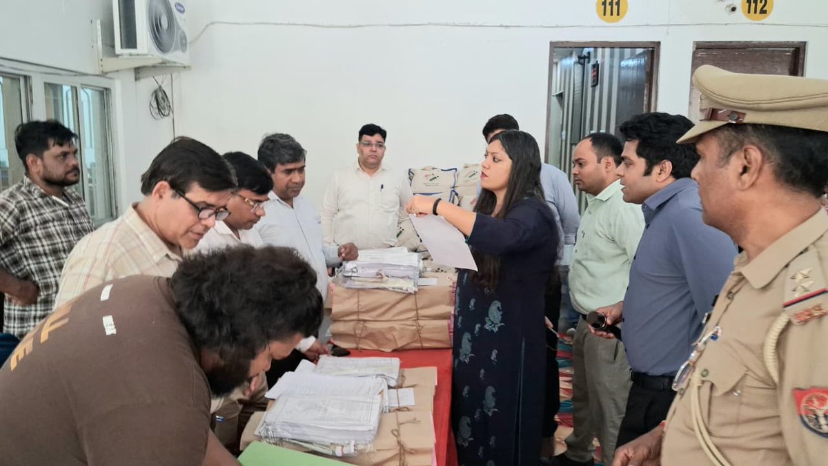 dmgbnagar's tweet photo. मेरठ खंड स्नातक एवं शिक्षक निर्वाचन-2026 के  दृष्टिगत कलेक्ट्रेट में पोलिंग पार्टियों की रवानगी एवं निर्वाचन सामग्री वितरण व्यवस्थाओं का जायजा लिया तथा संबंधित अधिकारियों को निर्वाचन को स्वतंत्र, निष्पक्ष एवं शांतिपूर्ण ढंग से संपन्न कराने हेतु आवश्यक दिशा-निर्देश दिये। https://t.co/GJOM906OLQ