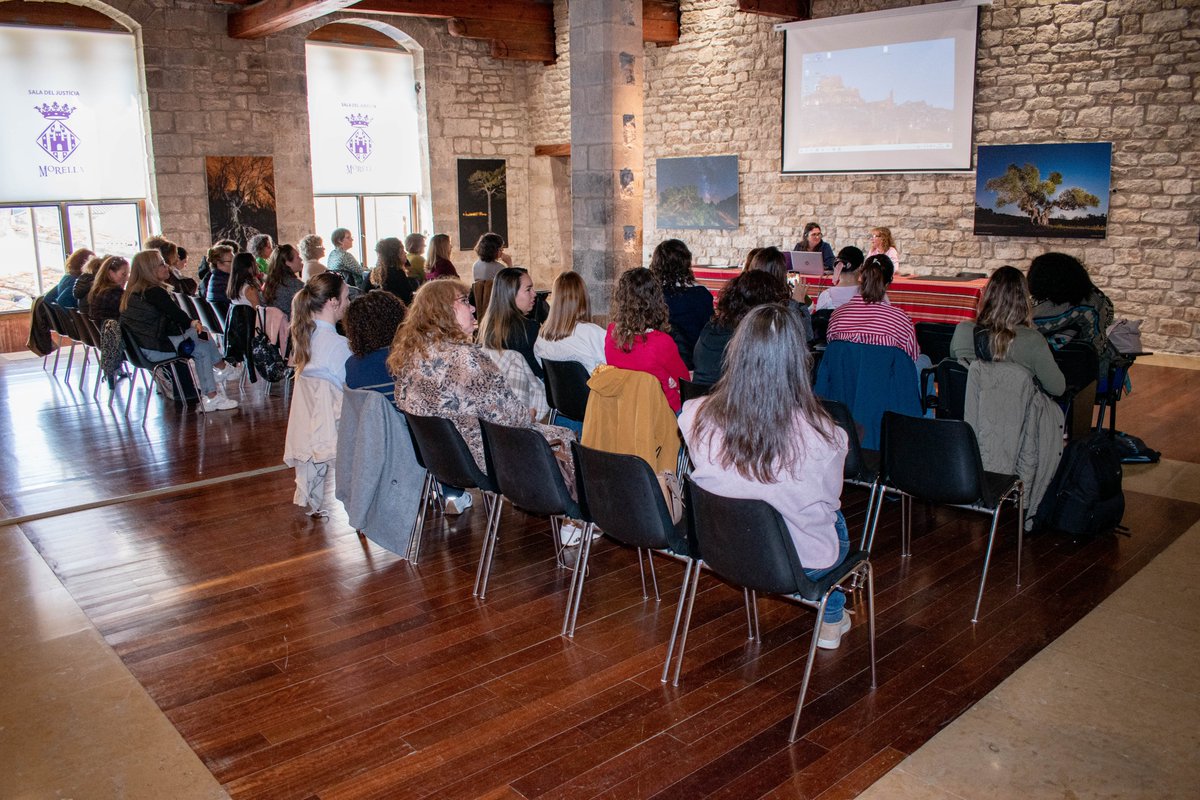 ajmorella's tweet photo. 💜 #Morella aposta pel talent i l’emprenedoria femenina!

L’Ajuntament de Morella ha acollit hui la jornada de Reinventhadas 2026, una trobada per a compartir experiències, generar sinergies i donar visibilitat al talent de les dones emprenedores https://t.co/zn7ylZ2knR
