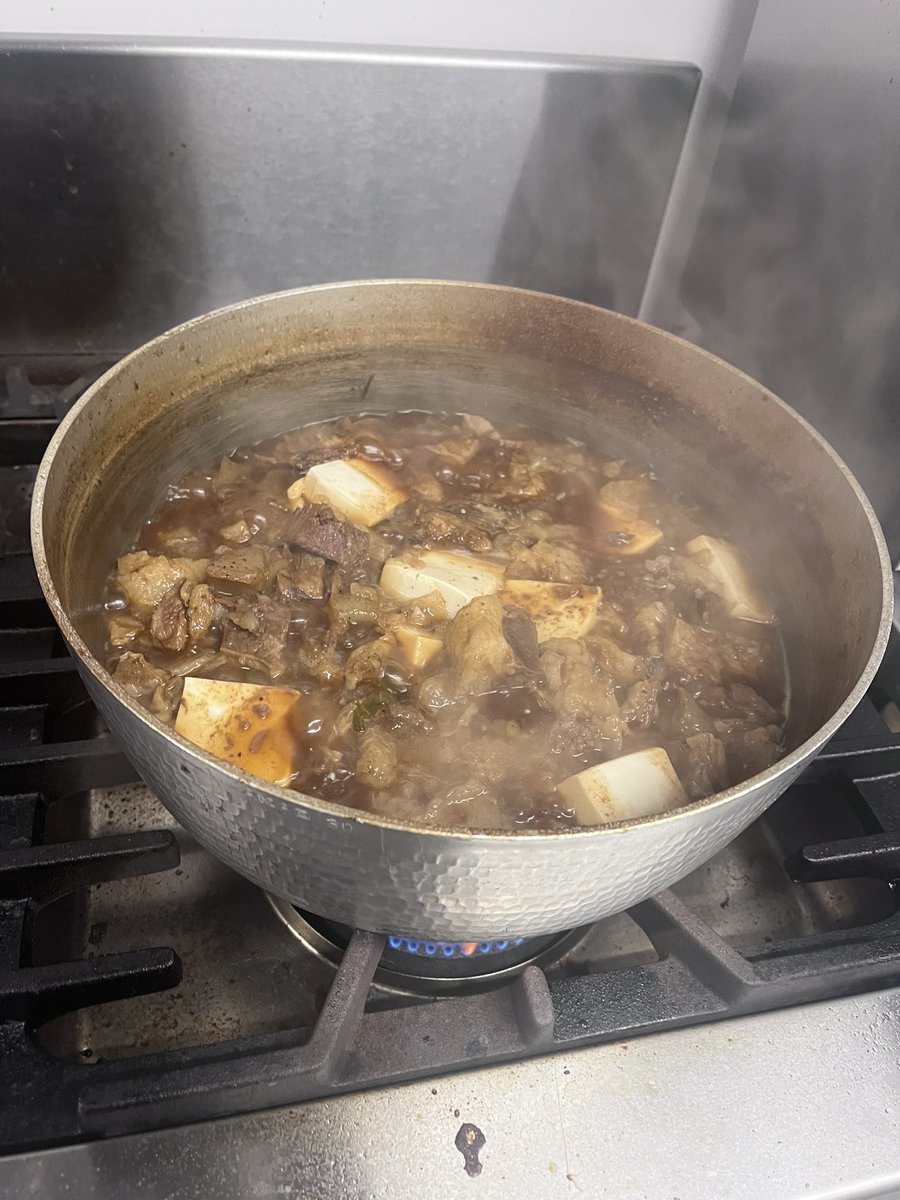 hyxmb7's tweet photo. 牛すじ煮込んでるなう

暑いなう

煮込み初めて3時間。
ほろっほろで食べ応えもある出来立ての牛すじ煮込みは美味い。 https://t.co/xOXYP71TPR