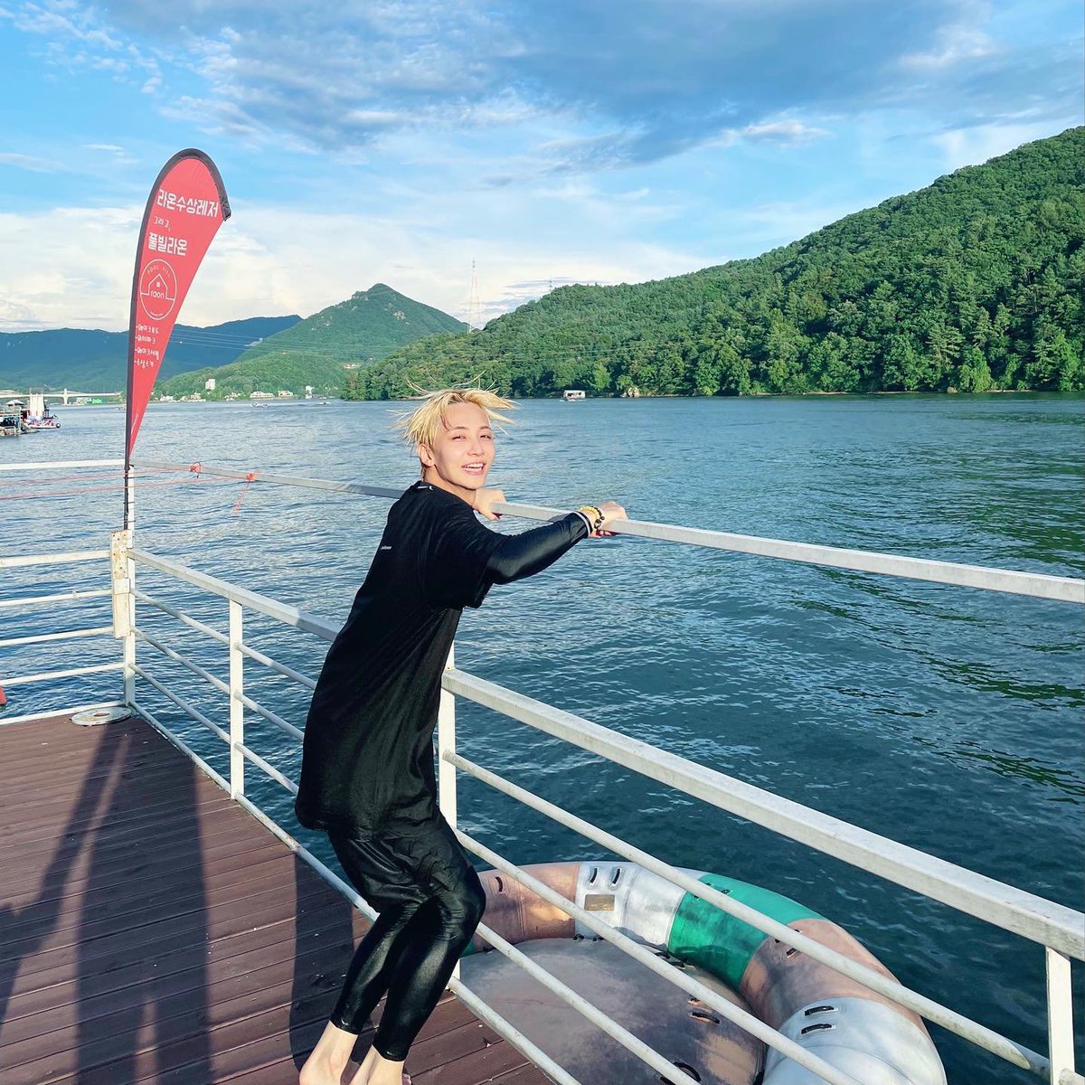 joenghac's tweet photo. Chasing the bright horizon where sky meets water in a symphony of golden light. Every ripple whispers tales of pure beauty, reminding us that existence is truly an exquisite masterpiece crafted in nature's most magnificent and untouched embrace. https://t.co/NbucKvzGGa