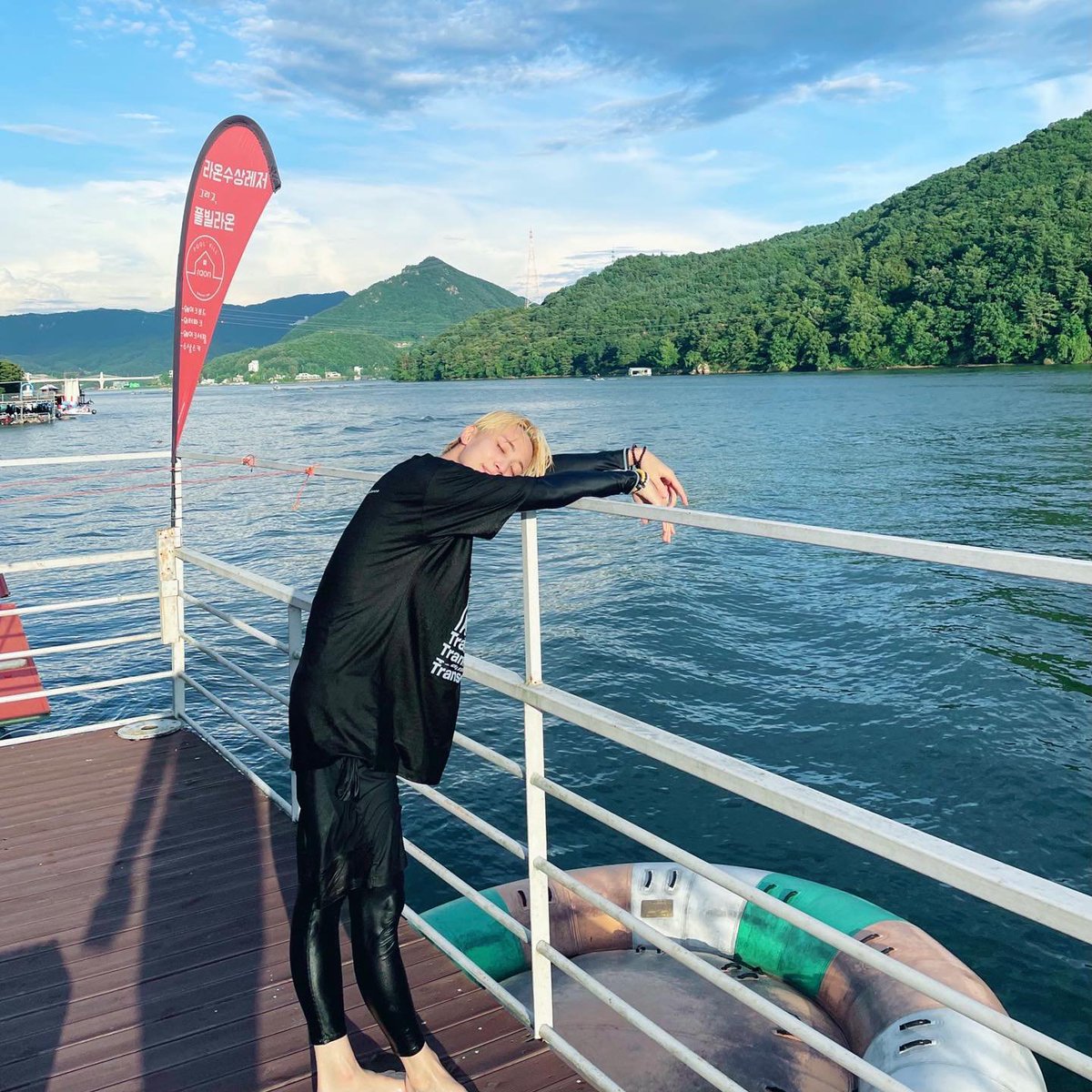 joenghac's tweet photo. Radiant joy echoes through the vibrant mountain air as a carefree spirit leaps toward freedom. Framed by lush emerald waters and endless blue skies, this breathtaking moment captures the absolute essence of sheer elegance and youthful adventure. https://t.co/M0DMsdTSh5