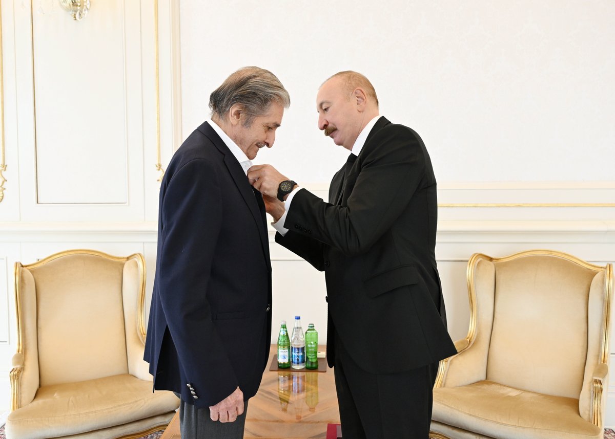Caliberaz's tweet photo. 🇦🇿 23 октября президент Азербайджана Ильхам Алиев вручил орден «Истиглал» Народному художнику Фархаду Халилову. https://t.co/xFotmI2zen