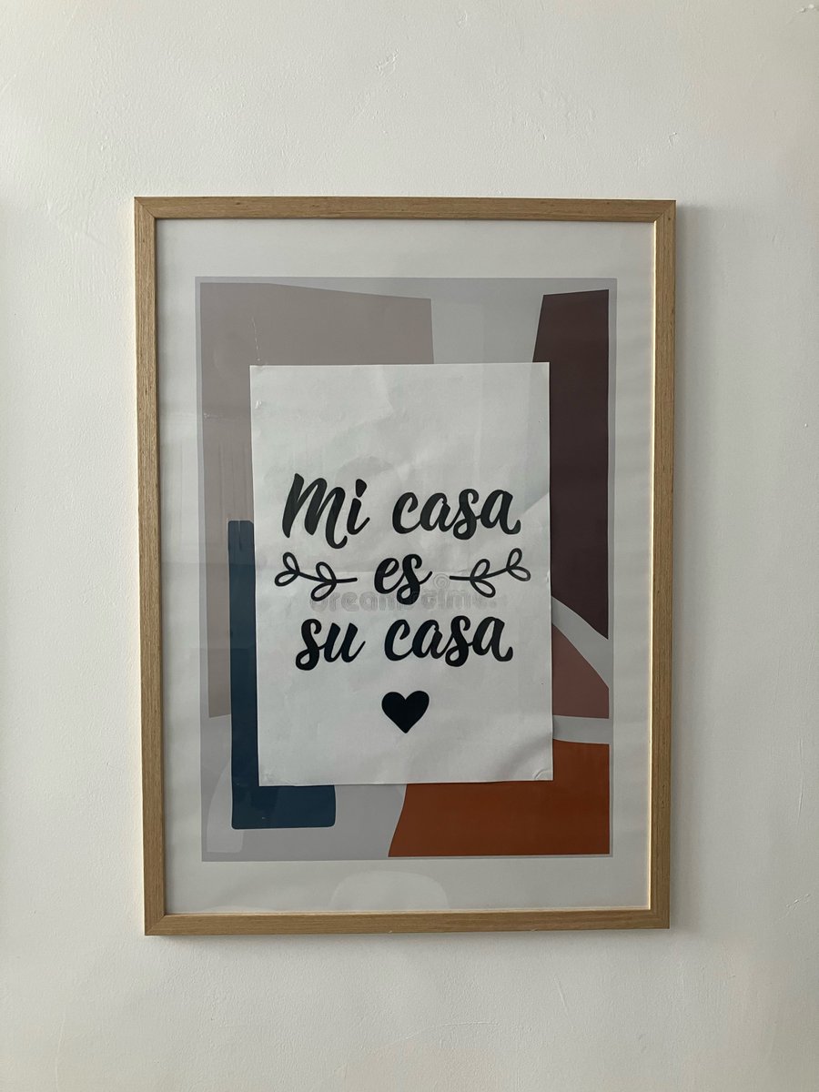 WilyersonAlex's tweet photo. Los detalles marcan la diferencia. Alquilamos un apartamento entero en pleno centro de Dürres por unos 35€. Gran sofá, tele, cocina y pequeños detalles con notas por todo el piso que lo hicieron especial. https://t.co/Fqaw3fdPOw