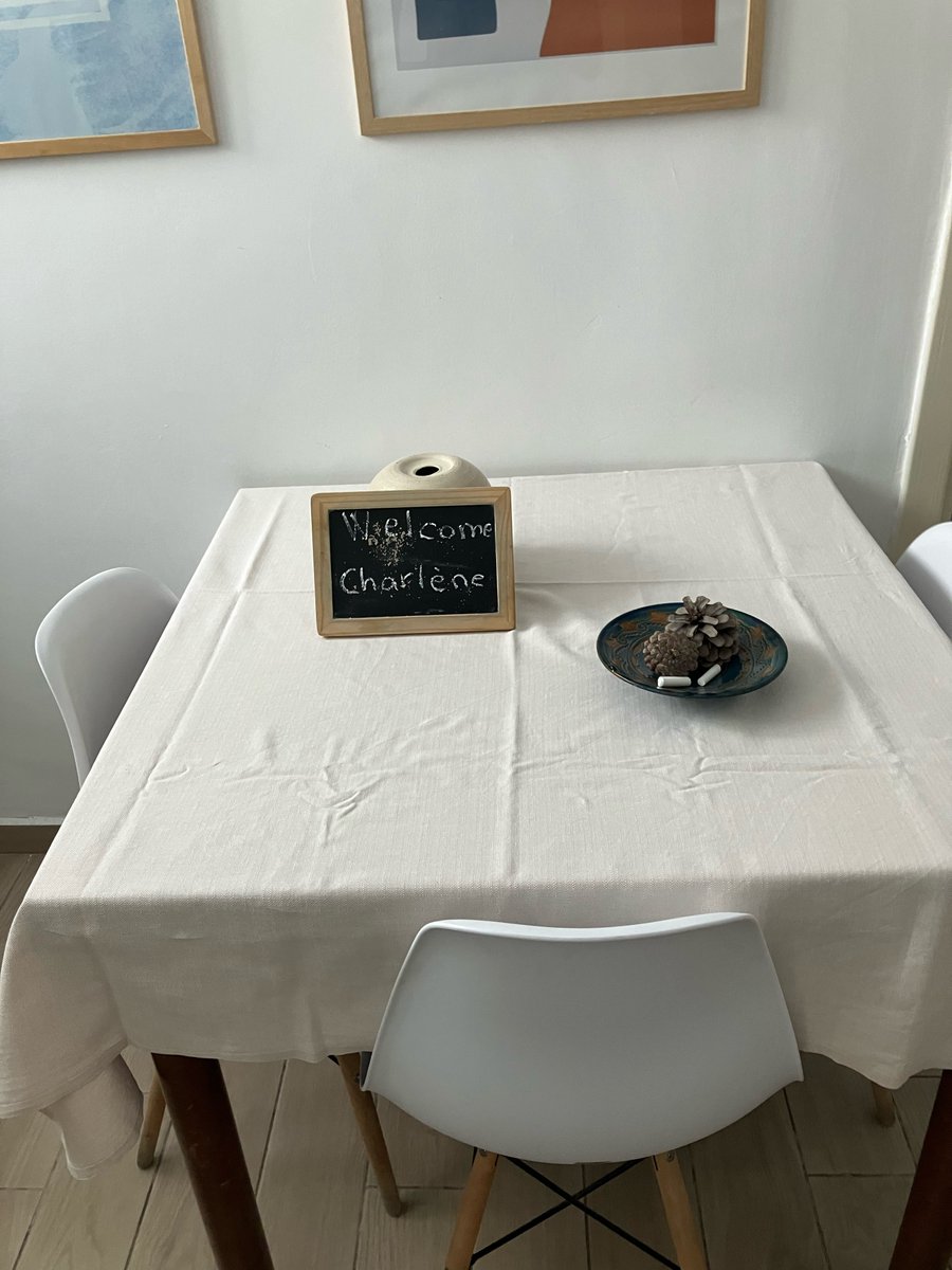 WilyersonAlex's tweet photo. Los detalles marcan la diferencia. Alquilamos un apartamento entero en pleno centro de Dürres por unos 35€. Gran sofá, tele, cocina y pequeños detalles con notas por todo el piso que lo hicieron especial. https://t.co/Fqaw3fdPOw