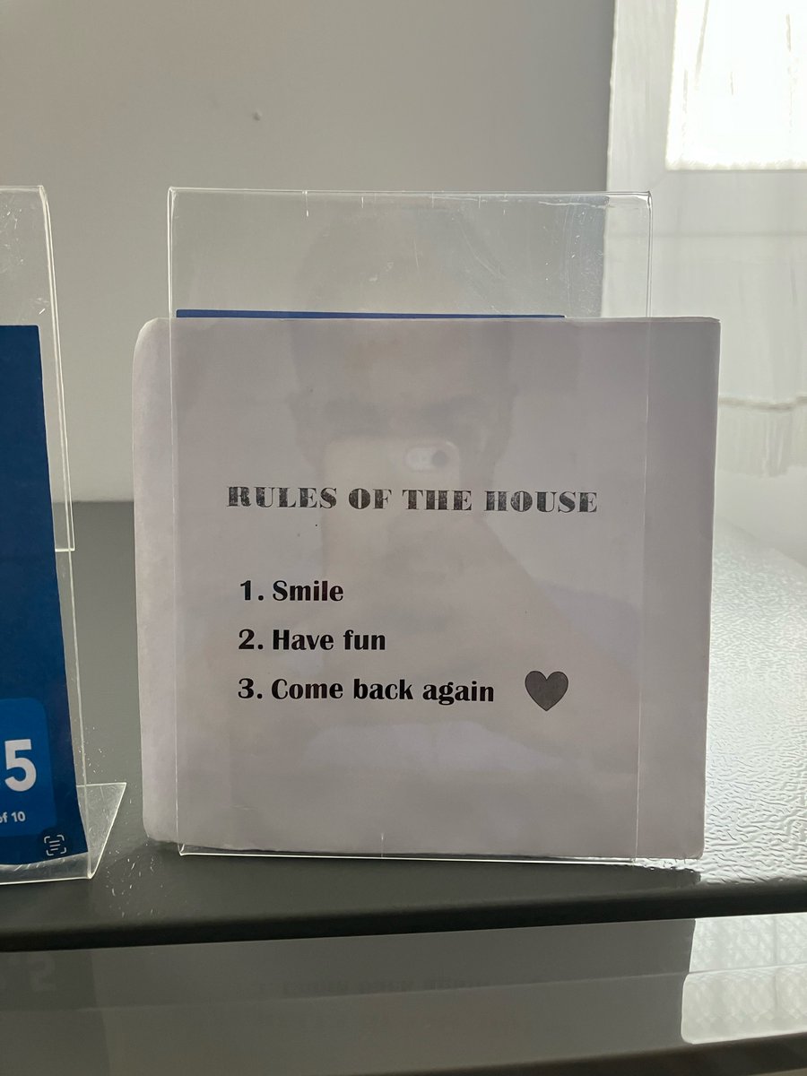 WilyersonAlex's tweet photo. Los detalles marcan la diferencia. Alquilamos un apartamento entero en pleno centro de Dürres por unos 35€. Gran sofá, tele, cocina y pequeños detalles con notas por todo el piso que lo hicieron especial. https://t.co/Fqaw3fdPOw