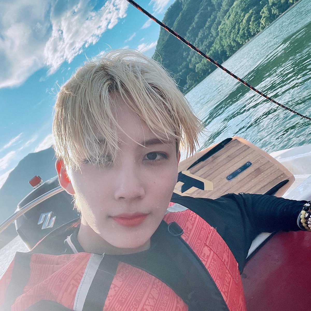joenghac's tweet photo. A breathtaking escape upon the gentle waters, where sunlight dances on the cool breeze and every quiet smile captures the timeless essence of summer. Surrounded by majestic green mountains, this fleeting moment feels like pure poetry written across the vibrant blue. https://t.co/IPILz23pbw