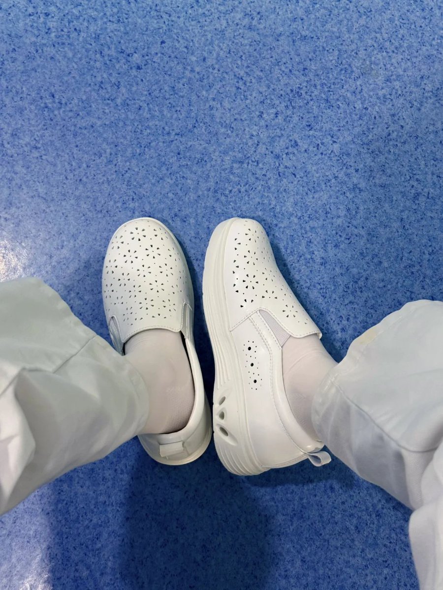 PlutO_T_'s tweet photo. 今天的病人怎么老是盯着我的脚看 难道他们也发现我穿了新鞋吗哈哈 #护士鞋  #透气不闷脚 #不臭脚的鞋 https://t.co/ND6EavXqw9