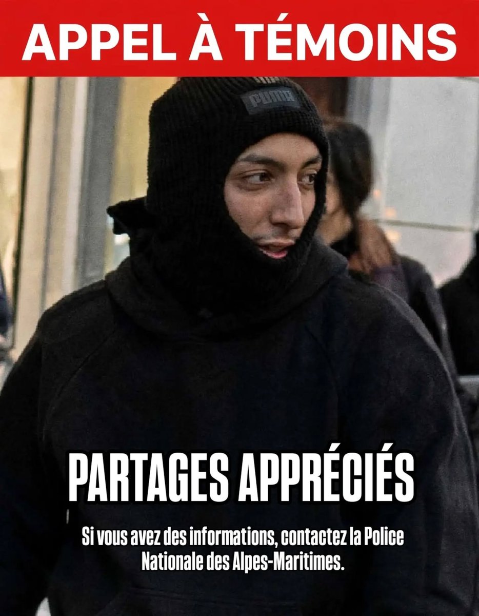 Dosinda961308's tweet photo. APPEL À TEMOINS.

À Nice, un appel à témoin ms a été lancé par la Police Nationale après l’agression du gérant d'un Micromania durant les manifestions violentes du 17 octobre 2026.

Le samedi 17 octobre 2026, vers 17h30, Pierre Collin, responsable du magasin Micromania situé au 35 avenue Jean-Médecin, à Nice, a été agressé par un individu alors qu’il tentait de protéger son commerce contre une horde de délinquants venus piller.

Les images de sa violente agression ont fait le tour des médias et des réseaux sociaux. On y voit le suspect attaquer Pierre, en lui assénant un violent coup de pied dans le dos, faisant tomber la victime.

Pour retrouver l’auteur présumé des faits, la Police Nationale lance un appel à temoins.

Vous disposez d’informations susceptibles d’aider les enquêteurs ?

Contactez la Police Nationale des Alpes-Maritimes au 04 92 17 20 63.

Merci de partager cet appel à témoins afin de contribuer à l’identification du suspect.