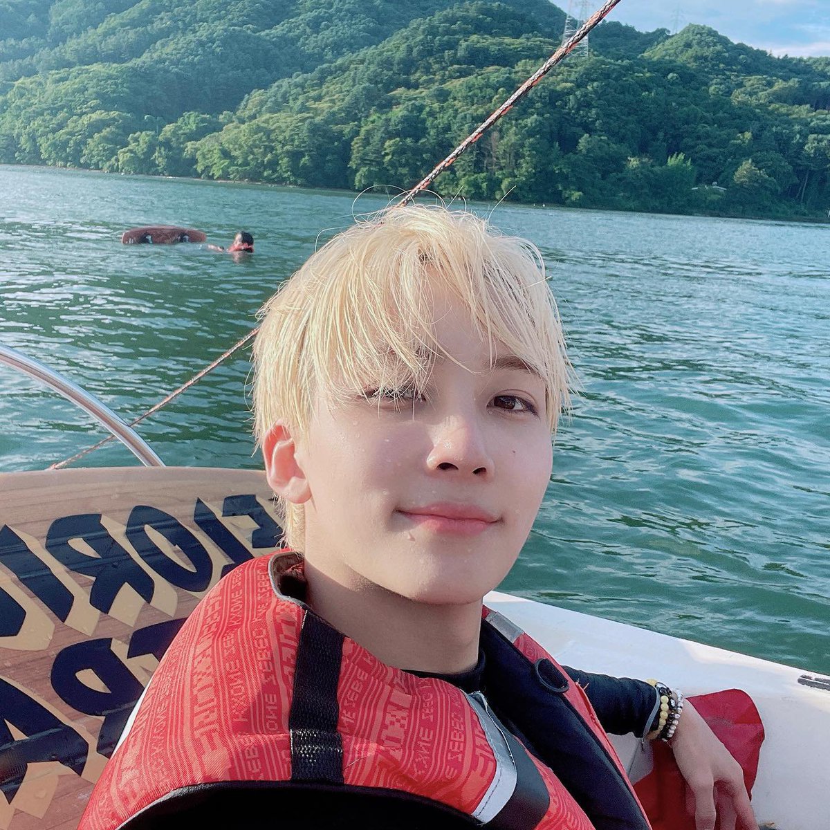 joenghac's tweet photo. Chasing the horizon with my heart full of warmth and eyes reflecting the vibrant spirit of adventure. In the quiet embrace of nature, every gentle ripple mirrors a life lived beautifully, creating cherished memories that linger long after the bright sun sinks down. https://t.co/7Xh8mmAFLt