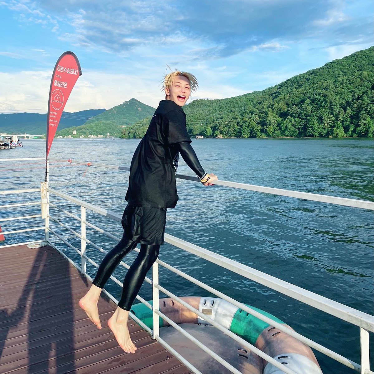 joenghac's tweet photo. Chasing the bright horizon where sky meets water in a symphony of golden light. Every ripple whispers tales of pure beauty, reminding us that existence is truly an exquisite masterpiece crafted in nature's most magnificent and untouched embrace. https://t.co/NbucKvzGGa