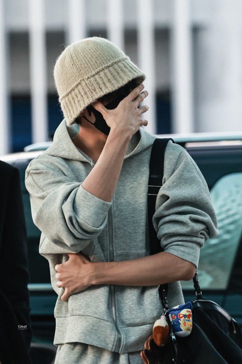 PJSFEED's tweet photo. #jisung at the airport today 😂 https://t.co/5vDfOceHEb