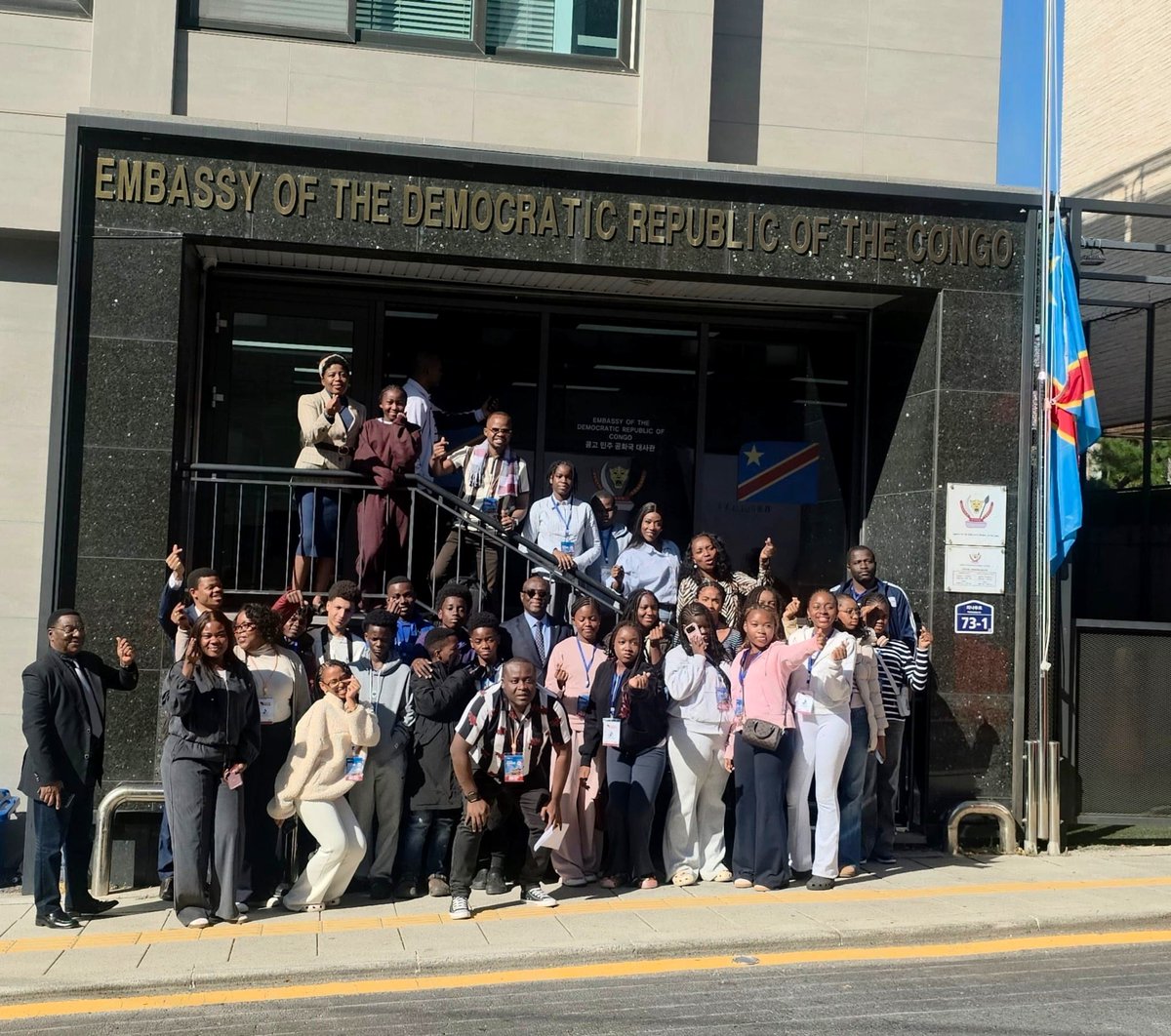 DRCinKorea's tweet photo. 🎓 🇨🇩 Éducation &amp; Jeunesse | #AMBRDC a eu le plaisir d’accueillir les élèves 🇨🇩 de <Future Leaders Academy> pour une visite scolaire à Séoul !
​Facilitée par S.E. @AmbassadorIleka , cette immersion offre à nos jeunes une ouverture concrète sur un monde développé et inspirant. https://t.co/Oyq0UlE1y9