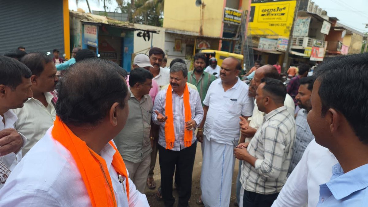 K_M_Suresh_'s tweet photo. ಆಗ್ನೇಯ ಪದವೀಧರ ಕ್ಷೇತ್ರದ ವಿಧಾನ ಪರಿಷತ್ ಚುನಾವಣೆ–2026ರ ಮತದಾನದ ಅಂಗವಾಗಿ ಮಾಜಿ ಸಚಿವರಾದ ಶ್ರೀ ಎಂ.ಪಿ. ರೇಣುಕಾಚಾರ್ಯ ಅವರು ಮಲೇಬೆನ್ನೂರು ಪಟ್ಟಣದ ಮತಗಟ್ಟೆಗೆ ಖುದ್ದು ಭೇಟಿ ನೀಡಿದರು.

ಮತಗಟ್ಟೆಯಲ್ಲಿ ಮತದಾನದ ಪ್ರಗತಿಯನ್ನು ವೀಕ್ಷಿಸಿದ ಅವರು, ಸ್ಥಳದಲ್ಲಿದ್ದ ಮೈತ್ರಿಕೂಟದ ಮುಖಂಡರು ಮತ್ತು ಕಾರ್ಯಕರ್ತರೊಂದಿಗೆ ಸಮಾಲೋಚನೆ ನಡೆಸಿದರು. https://t.co/RCP5ZDI3hB