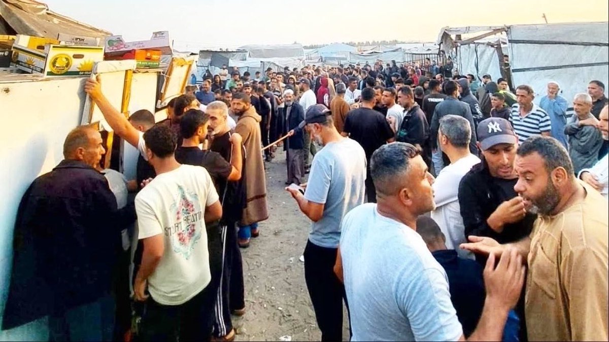 swilkinsonbc's tweet photo. 100s of Palestinians queue in al-Mawasi hoping for bread after most bakeries across Gaza shut due to flour &amp; fuel shortage | @QudsNen https://t.co/k2jftZVTBz