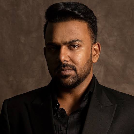 RDBalaji's tweet photo. #TharunBhascker replaces #AshwathMarimuthu in #PradeepRanganathan’s first production venture, featuring #MamithaBaiju as the lead. 🎬
#PRShow https://t.co/21HwdLGD3D https://t.co/jWRq9Yqj4L