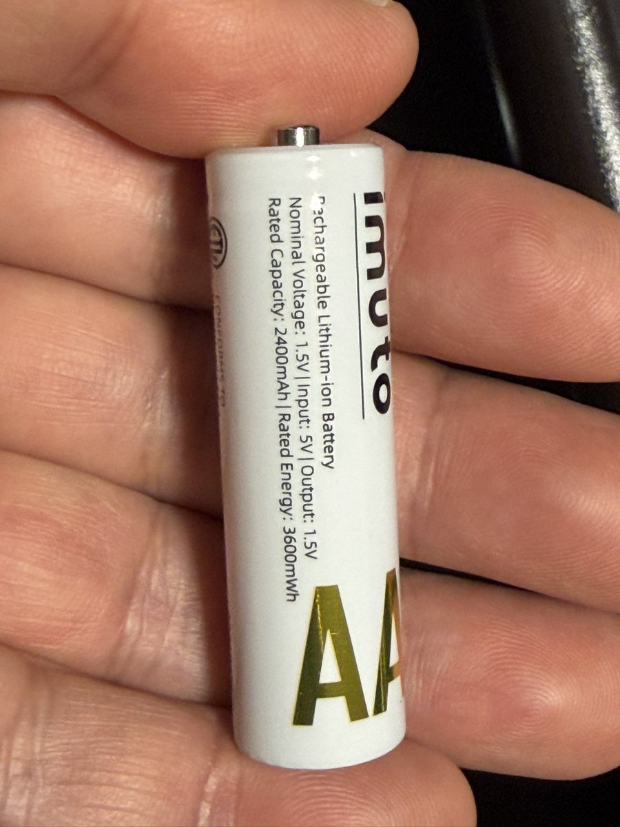 Works39's tweet photo. 勘違いして購入だ。
チャージ用のリチウムイオン単三電池なんてあるんだ！
知らなかったよ、中華製。
何でもありだなー。
ニッケル水素充電地と充電器のセットと思って購入したんだけど、全く違うものだった。
これ、ひょっとして、無線機に使えないか？単三電池ケースで高出力運用出来そうじゃん？
3600mAだぜ？
ハンディ機なら5wで飛びそうじゃん。