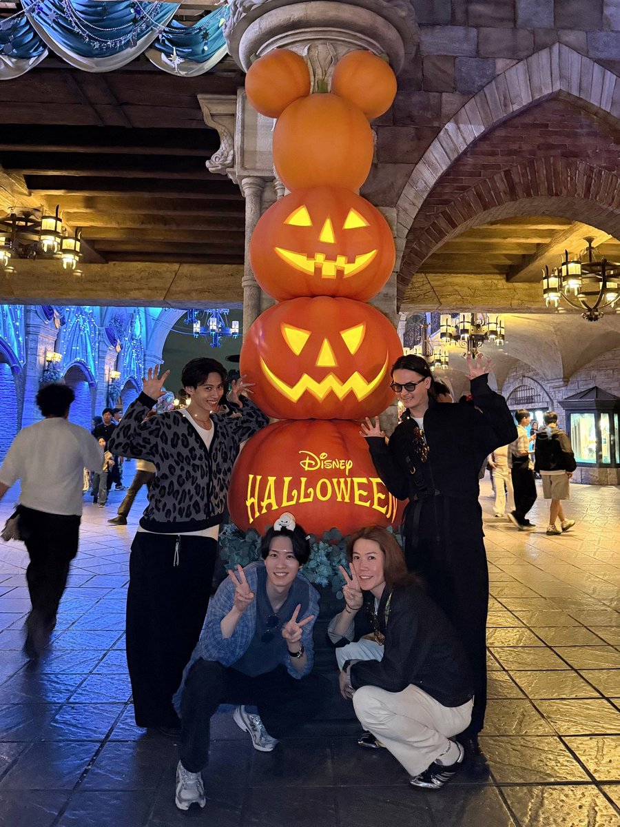 tachibana_kento's tweet photo. 4人のスケジュールが奇跡的に合い、念願のディズニーへ！！

信じられないほど時間が溶けるのが早かった。

みんなでサングラス買って乗りたい乗り物乗って類がクラッシュに鋭いツッコミされて食べたいもの食べてショー見て感動して。

最高の一日になりました！ https://t.co/TJbAstYciA