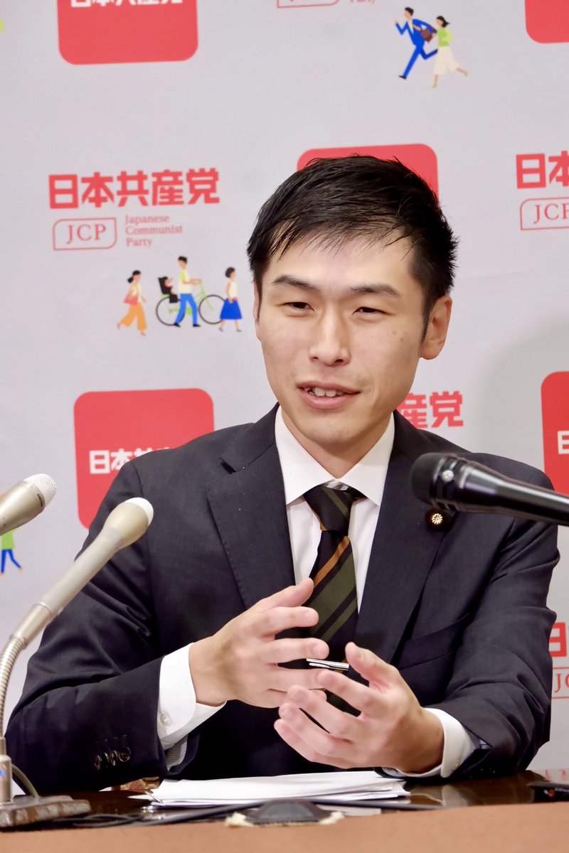 yamazoejimusyo's tweet photo. #山添拓 政策委員長の定例記者会見。
自民党が衆院比例定数31削減案を示したことについて、「人口減少を反映するというが、人口との関係なら国際的にみても歴史的にみても少ない日本の議員数は増やすべきだ。民意の反映と行政監視という役割がある。減らせばよいという論調自体に反対」 https://t.co/56FSIXo5Qi