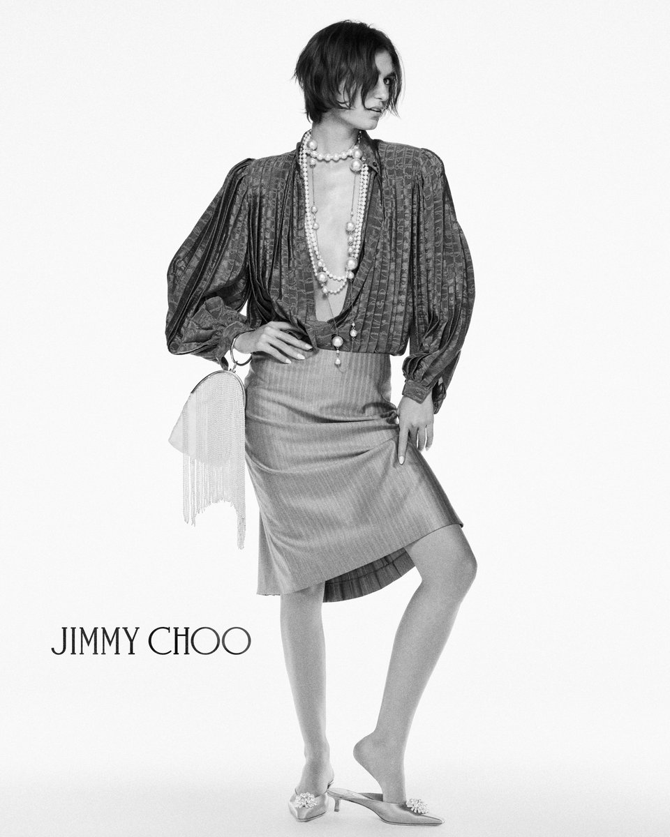 jimmychoo's tweet photo. One emblem, two expressions. The cascading pearls of the Raindrops bag are juxtaposed with the refined brooch of the Ines Mule.

Pearls of Wisdom.

#JimmyChoo

https://t.co/zSIkTANrY3 https://t.co/VyGpZxvI1q