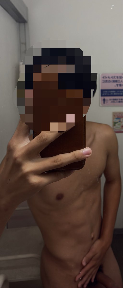 j9phv2's tweet photo. 公共トイレで全裸オナの背徳感レベチ https://t.co/JwFyZe7b3z