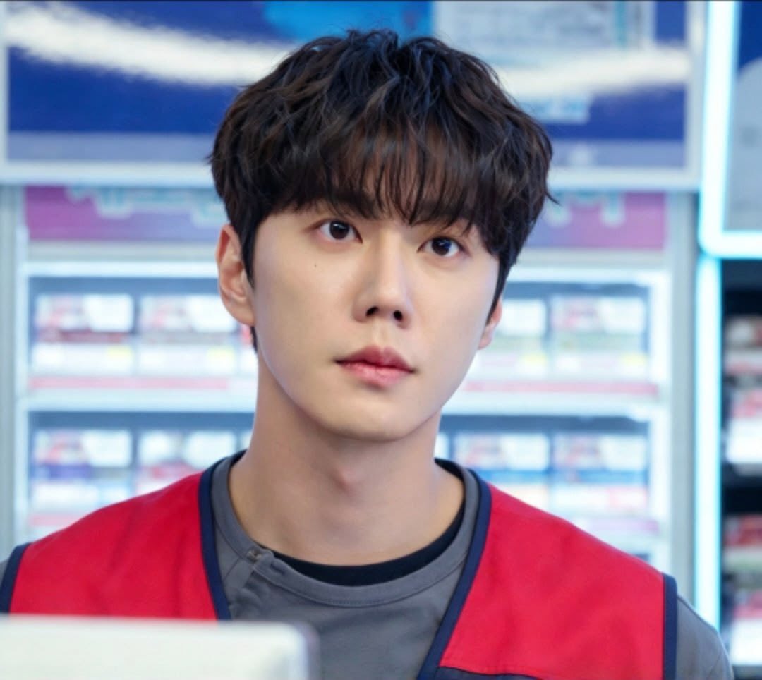leecorestore's tweet photo. imagine going on a 3 am run to the convenience store looking like absolute garbage and this is the guy behind the counter https://t.co/DFDTfYHQ1T