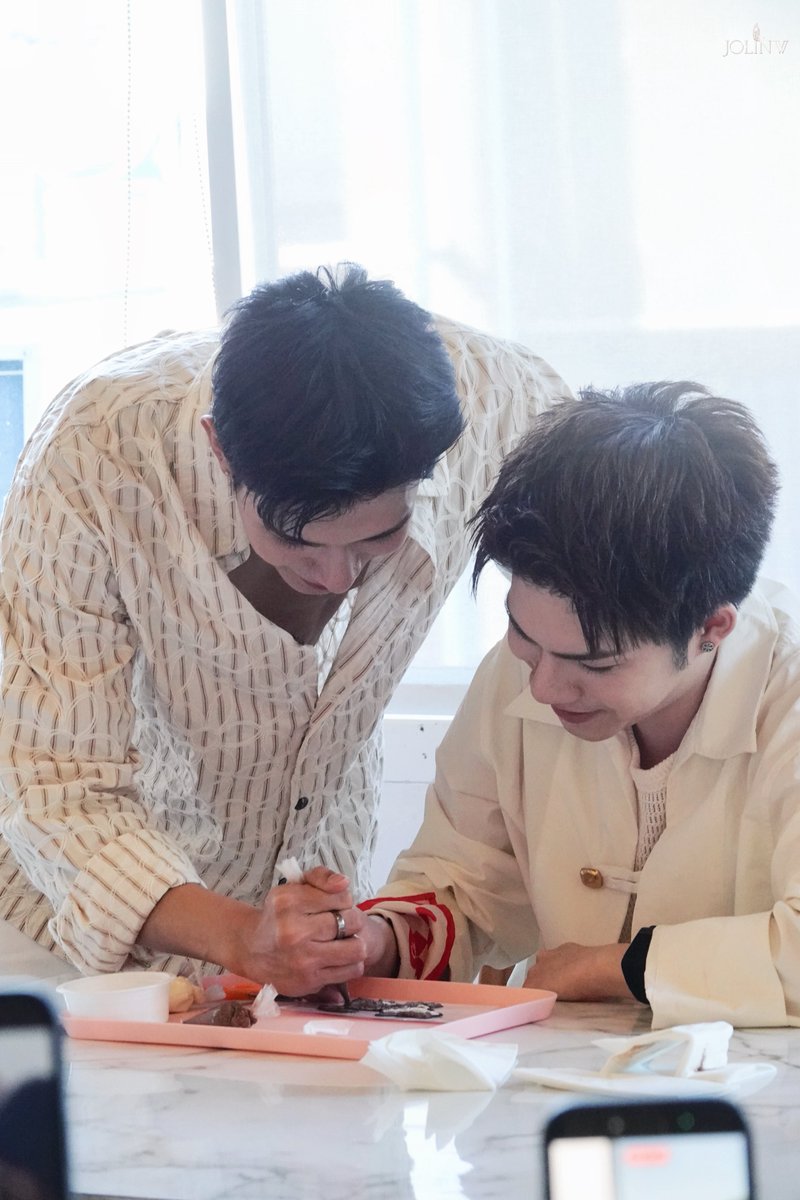 JolinWu07's tweet photo. It looks like one of those perfectly happy photos you’d see in a marriage campaign☺️☺️🫣🫣
@netsiraphop @jj_rcp 

A LOVELY DAY WITH NETJJ
#BarenotetripxNetJJ 
#NETJJ #netsiraphop #jj_rcp https://t.co/dZtyuSrvjF