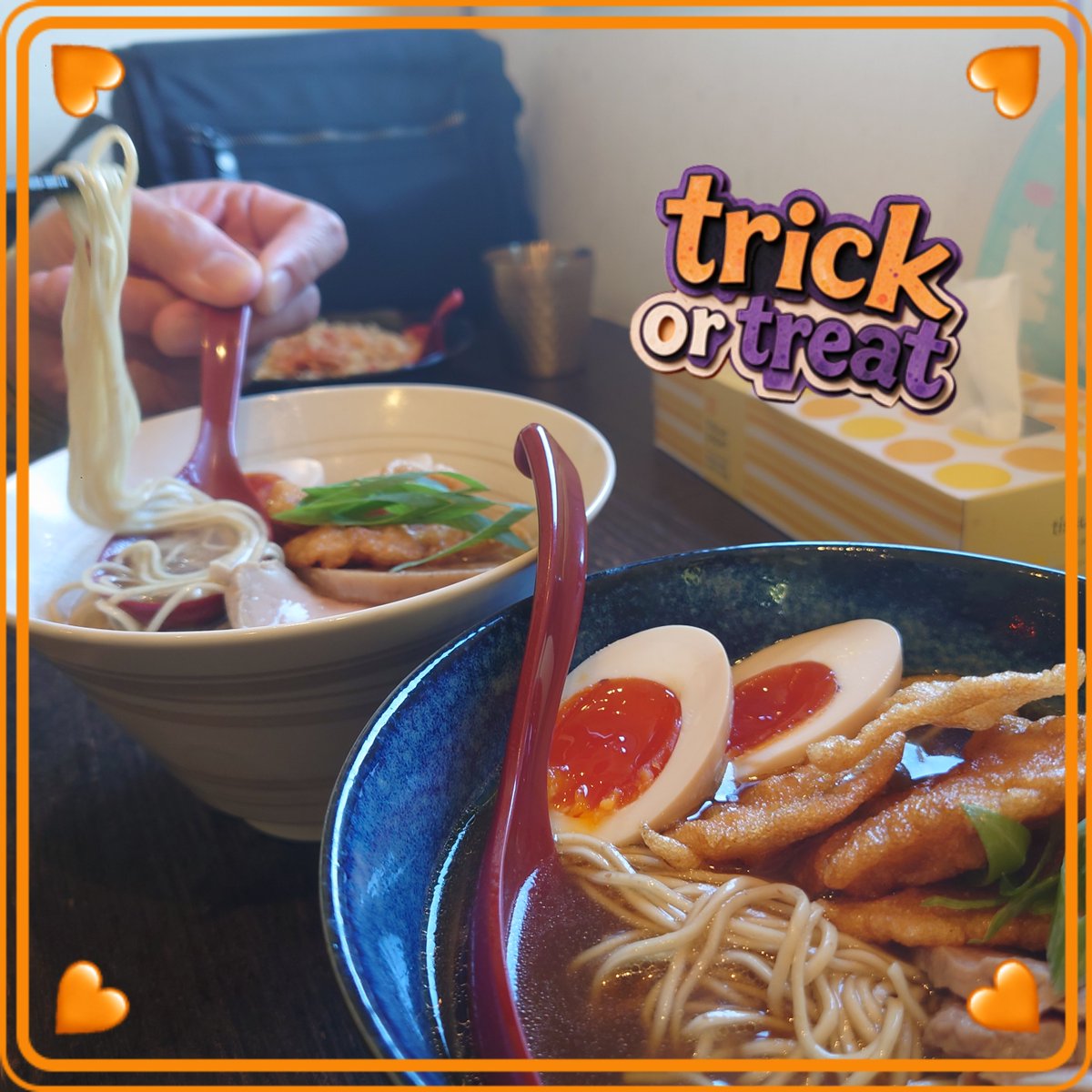 ground84k's tweet photo. 急に旦那ちゃんとお出かけになりました⋯
(1枚目)カフェかと思う？
(２枚目)ラーメン屋でした笑
(３枚目)いつもシェアしてるんですが、大我と京司さんのイメージカラーの器🤍🖤でテンション上がりました😆💗
やっとチェキの出番がきた✨️
カワイイ💖嬉しい💕
＃イケエリ
＃天春まいね先生(@unaaaap) https://t.co/zcwYGL56Tz