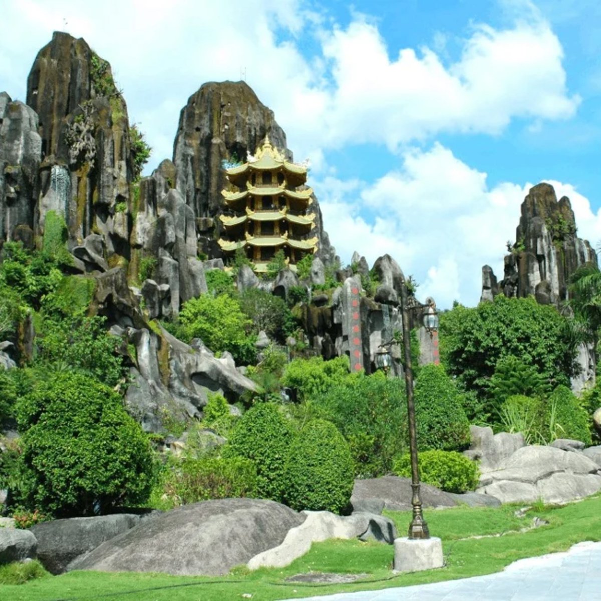 yesqueda's tweet photo. Marble Mountains in Da Nang offer ancient pagodas, mystical caves, hidden temples, and panoramic coastal views. Discover a unique blend of nature, culture, and spirituality at one of Vietnam’s most iconic landmarks. https://t.co/5ObMfdauAV