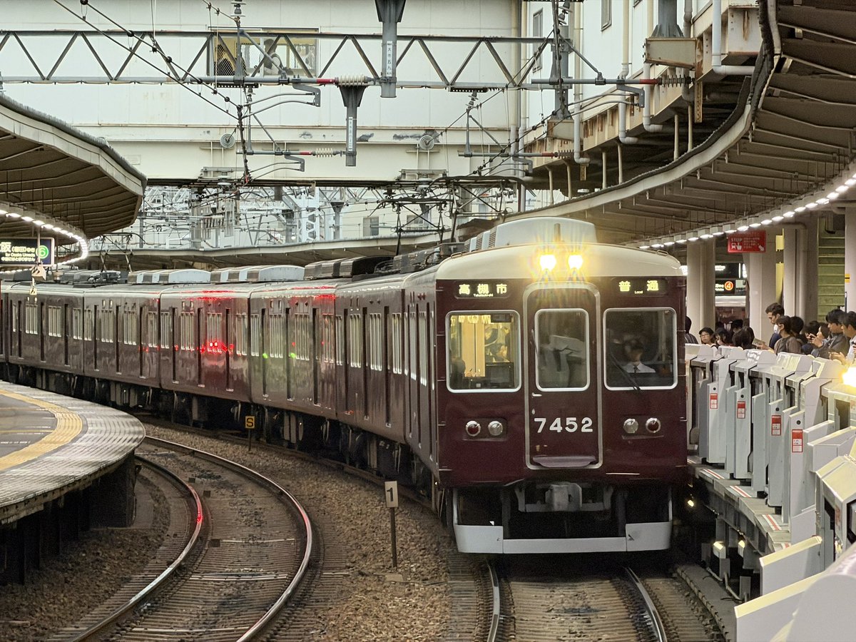 NasBkun's tweet photo. 十三へ阪急電車を撮りに行きました。
スマホでもズームがすごい効いていい感じです。
このTHE阪急って顔が好きですね〜
#阪急電車 https://t.co/UqpP50vLW8