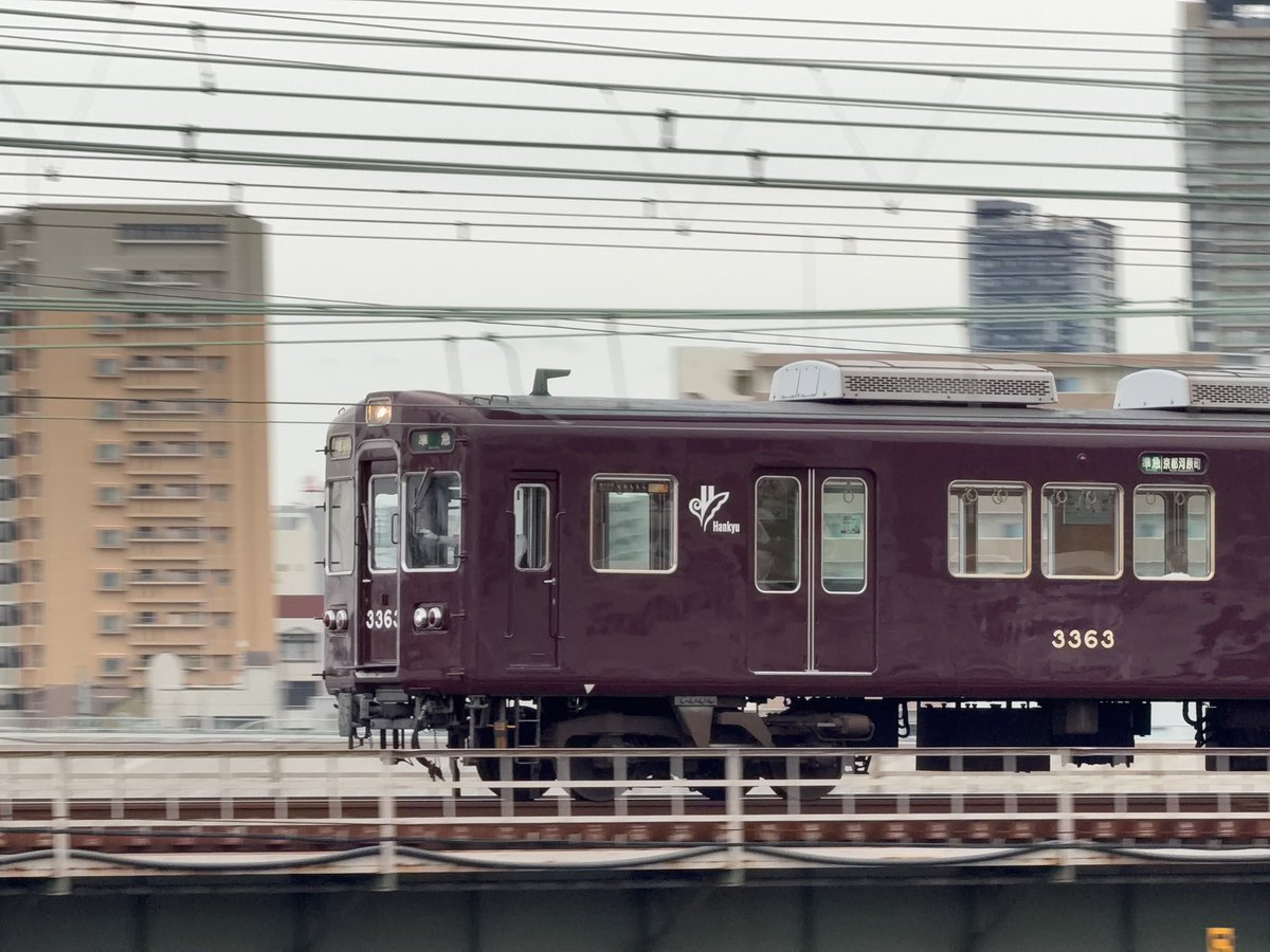 NasBkun's tweet photo. 十三へ阪急電車を撮りに行きました。
スマホでもズームがすごい効いていい感じです。
このTHE阪急って顔が好きですね〜
#阪急電車 https://t.co/UqpP50vLW8
