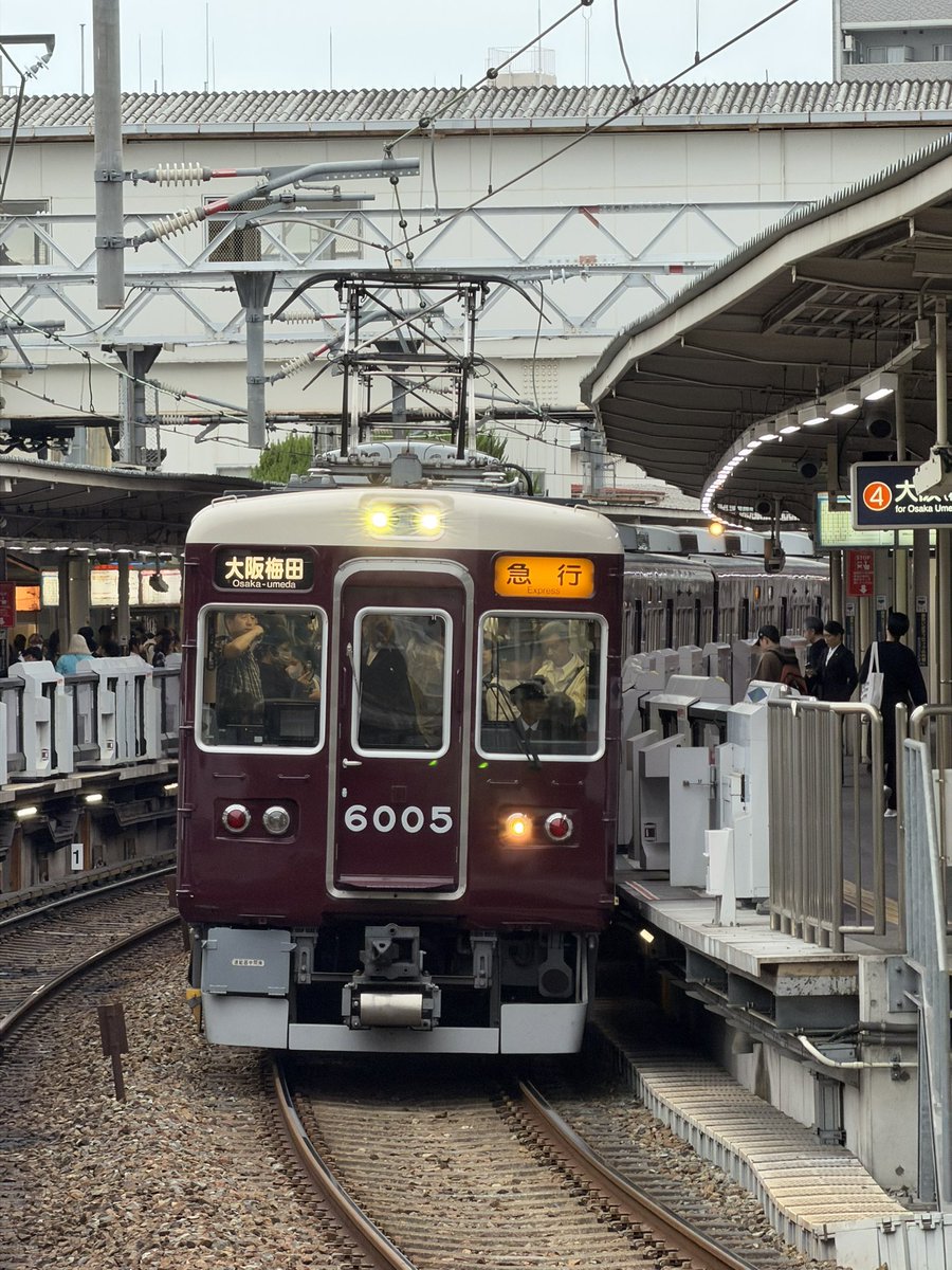 NasBkun's tweet photo. 十三へ阪急電車を撮りに行きました。
スマホでもズームがすごい効いていい感じです。
このTHE阪急って顔が好きですね〜
#阪急電車 https://t.co/UqpP50vLW8