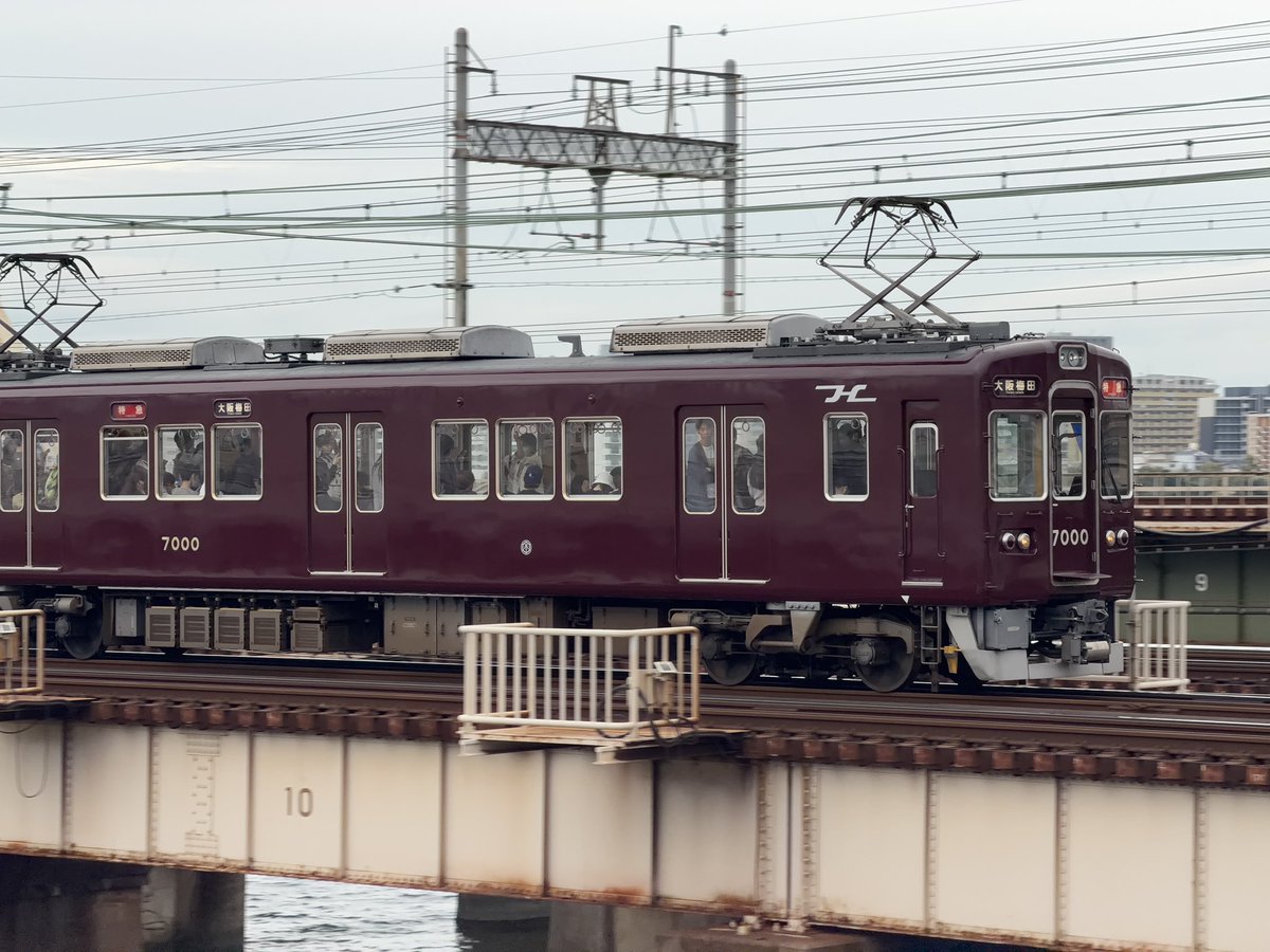 NasBkun's tweet photo. 十三へ阪急電車を撮りに行きました。
スマホでもズームがすごい効いていい感じです。
このTHE阪急って顔が好きですね〜
#阪急電車 https://t.co/UqpP50vLW8