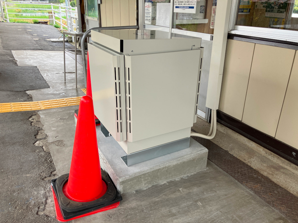 Nagisa_Endo's tweet photo. アルピコ交通では、2027年3月に使用を開始するSuicaシステムに向けて準備工事を行っていますよー。11月からは、各駅での簡易改札機の設置も始まる予定ですっ。（簡易改札機は2027年3月の使用開始までご利用いただけません）https://t.co/OE9BJViH5Z ＃Suica ＃アルピコ交通 ＃上高地線 ＃渕東なぎさ https://t.co/3bpfWOHeHm