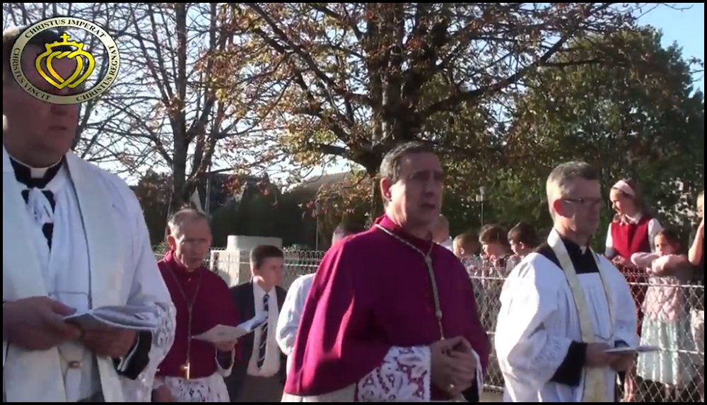 InfoMdia's tweet photo. ✨ Revivez la procession eucharistique historique à Lourdes (2014) avec 3 évêques sacrés par Mgr Lefebvre ! Un moment fort avant les interdictions...
#lourdes #eucharistie #christroi #pelerinage https://t.co/pOT0780Vur https://t.co/uwMs0JxMeq