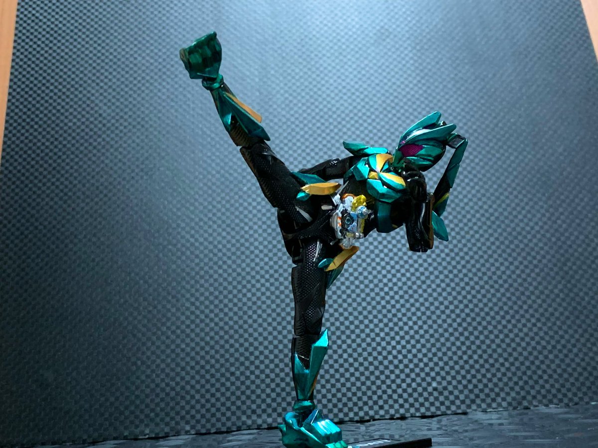 4OzZQCo83G59351's tweet photo. #装動
#オモ写
マイスに引き続きダットを塗装しました！
後アーマー各部少し尖らせてます

腰のスカートで動きに制限かかるかなと思っていましたが結構足周りの可動域が良くて動かしていて楽しい！ https://t.co/Xe8Snp74dy