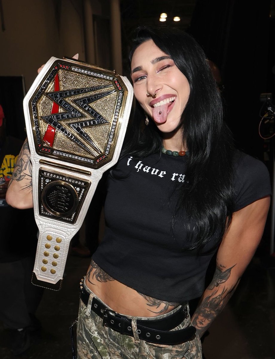 AMari552's tweet photo. Happy Friday Night Mami 
#Smackdown https://t.co/jwHdEXW1i3